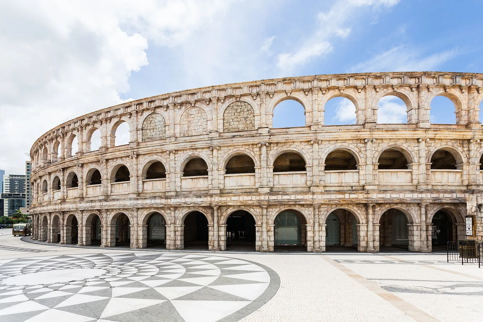Bygning i stil med Colosseum og plads med mønster ved Fisherman's Wharf