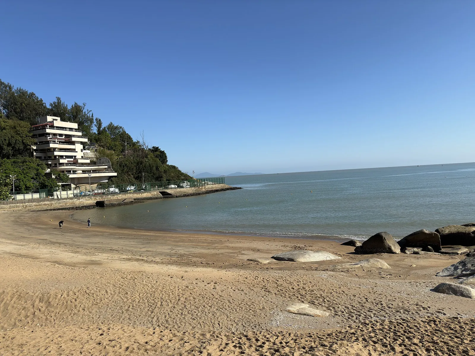 Cheoc Van Beach med sand, klipper og blåt hav i Coloane