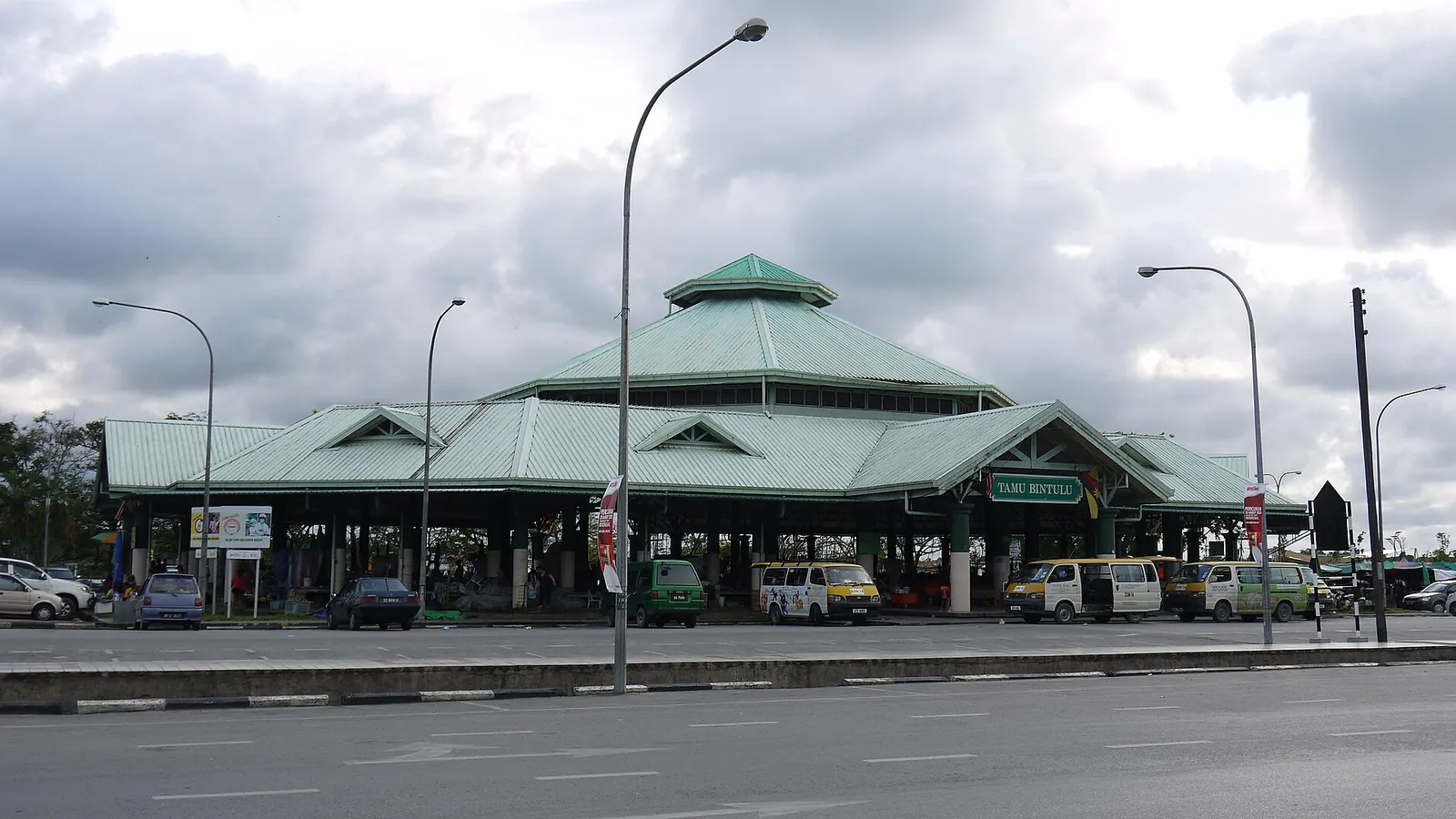 Green-roofed Tamu Bintulu market building beside the road