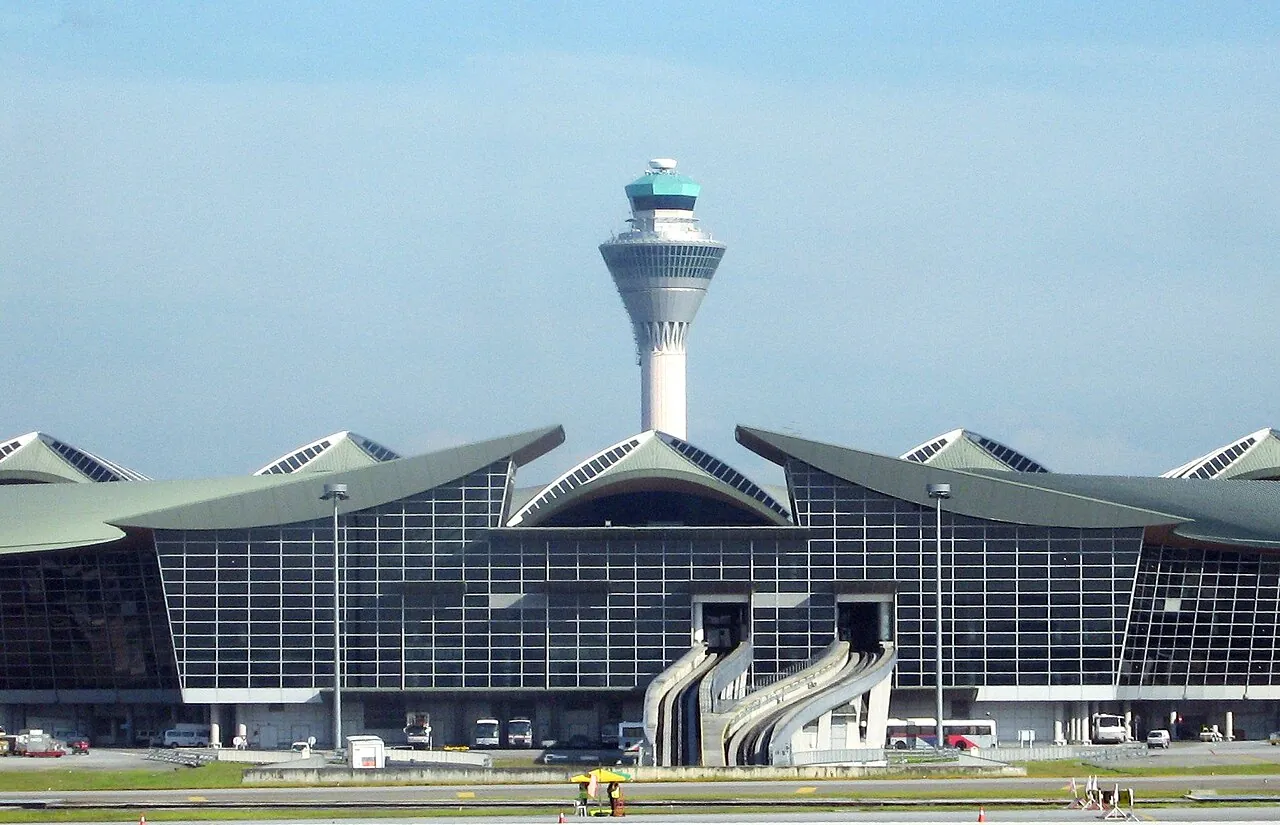 Řídicí věž nad hlavní budovou terminálu na Kuala Lumpur International Airport