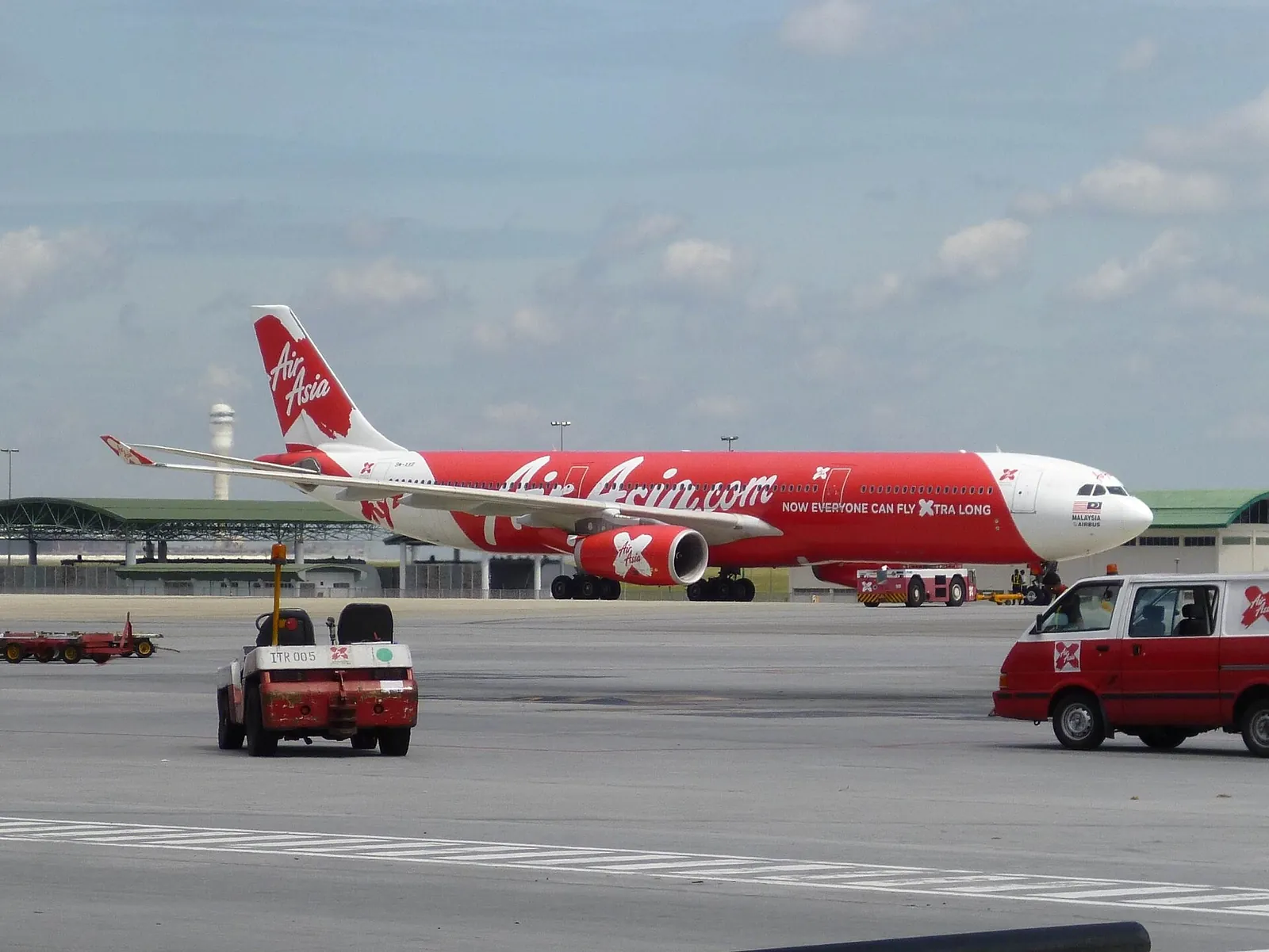Červenobílý Airbus A330 společnosti AirAsia na letištní ploše Kuala Lumpur International Airport