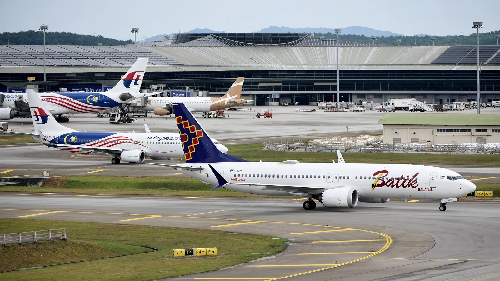 Letadla Batik Air a Malaysia Airlines pojíždějí kolem terminálu Kuala Lumpur International Airport