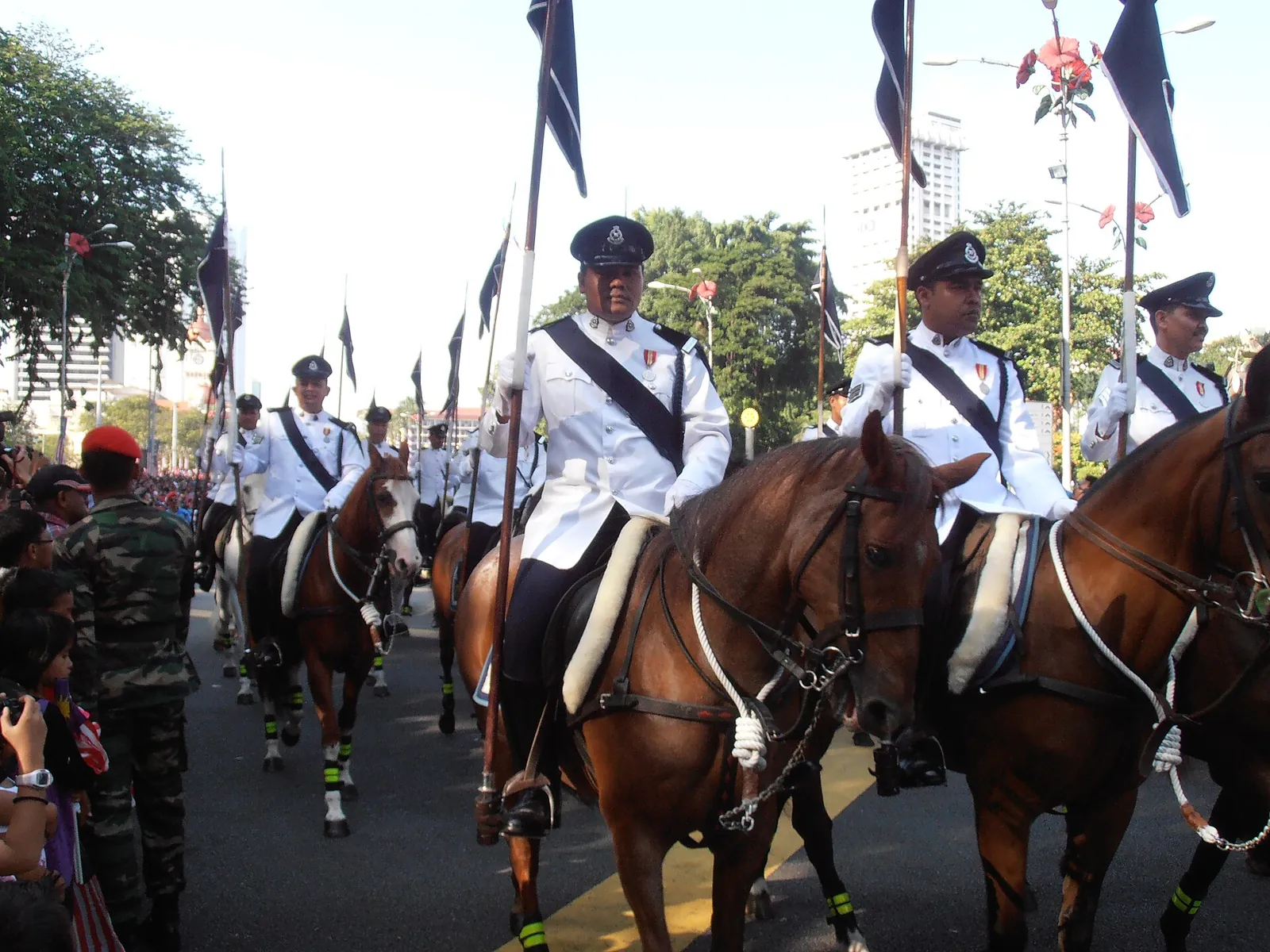 Jízdní policisté v bílých kabátech v průvodu k Národnímu dni v Kuala Lumpuru