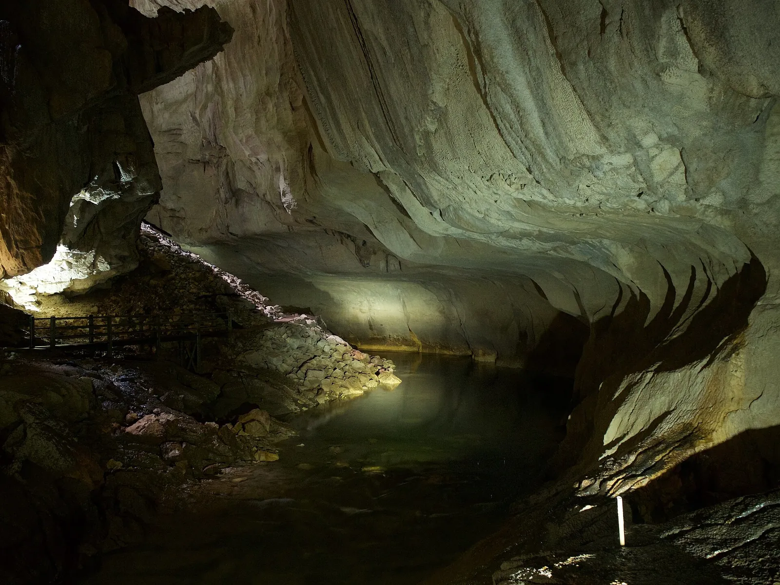 Podzemní řeka pod modelovaným vápencem uvnitř Clearwater Cave