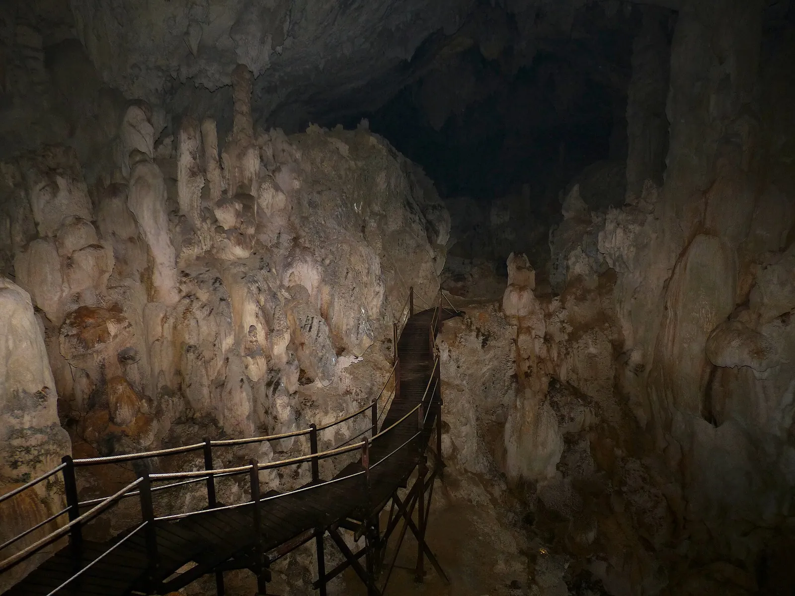 Kovové schodiště vinoucí se vápencovými síněmi Cave of the Winds