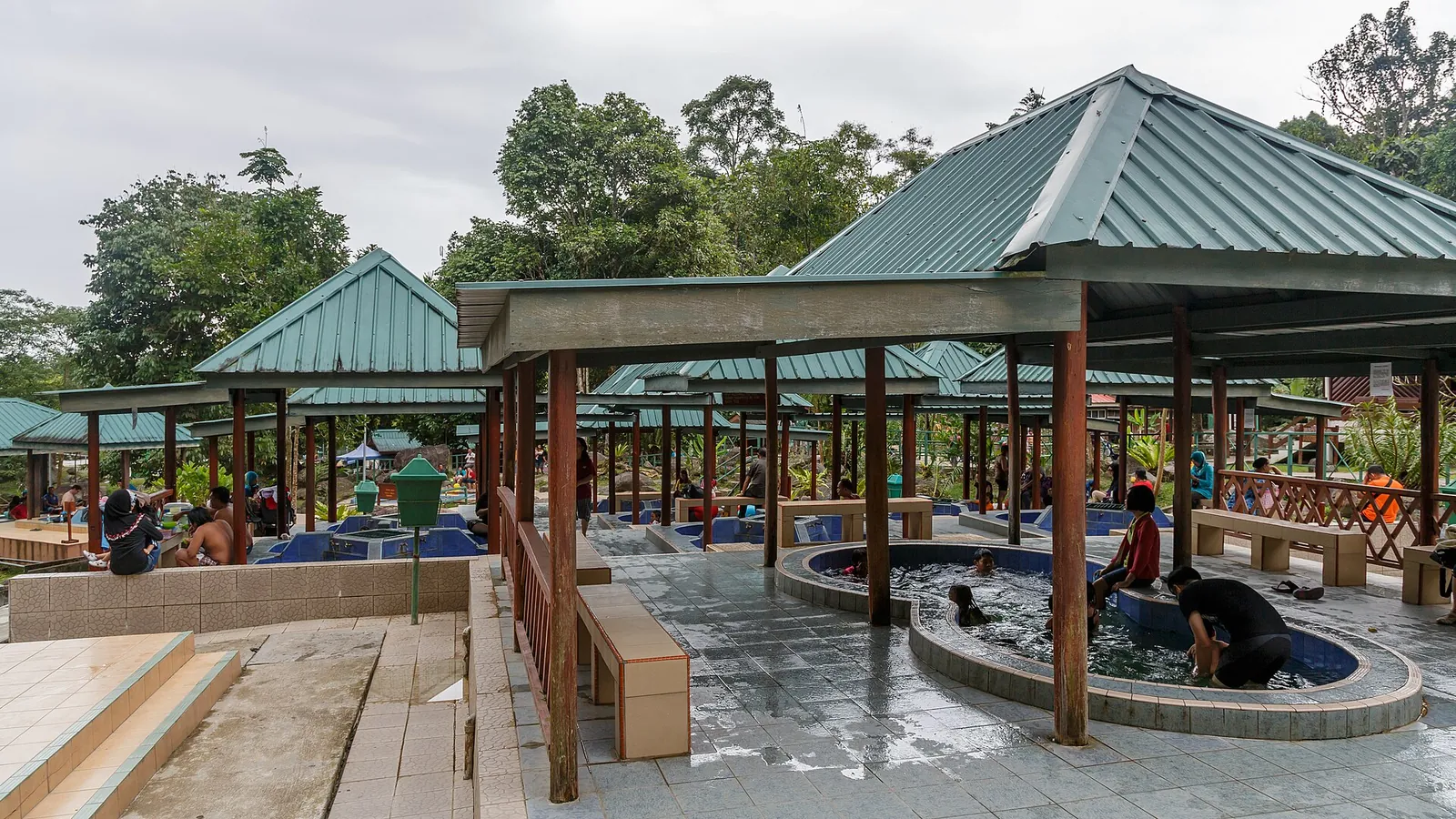 Baseny pod gołym niebem i wiaty w Poring Hot Springs, Sabah