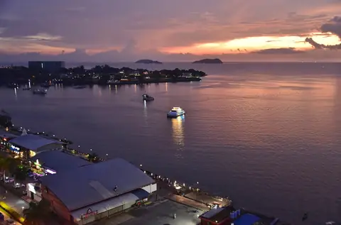 Nábřeží Kota Kinabalu a Jihočínské moře při západu slunce