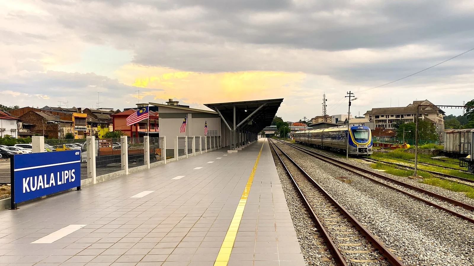 Railway platforms and a diesel multiple-unit train at Kuala Lipis station