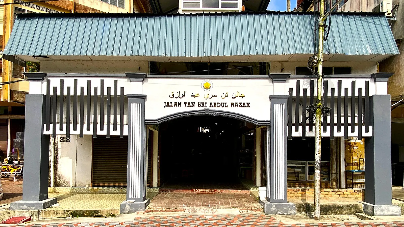 Lower entrance to a food street beside shophouses in Kuala Lipis
