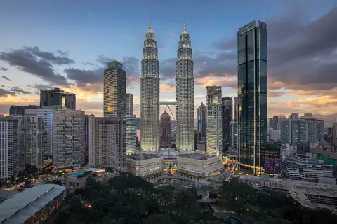 Petronas Twin Towers hæver sig over Kuala Lumpurs skyline