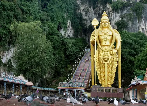 Posąg Pana Murugana i kolorowe schody w Batu Caves