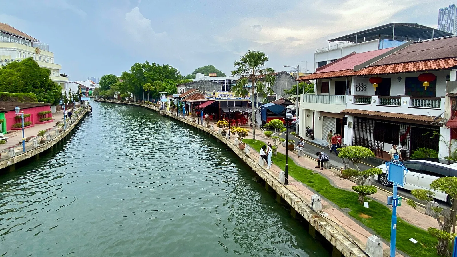 Melaka River with waterfront buildings beside Kampung Jawa Bridge