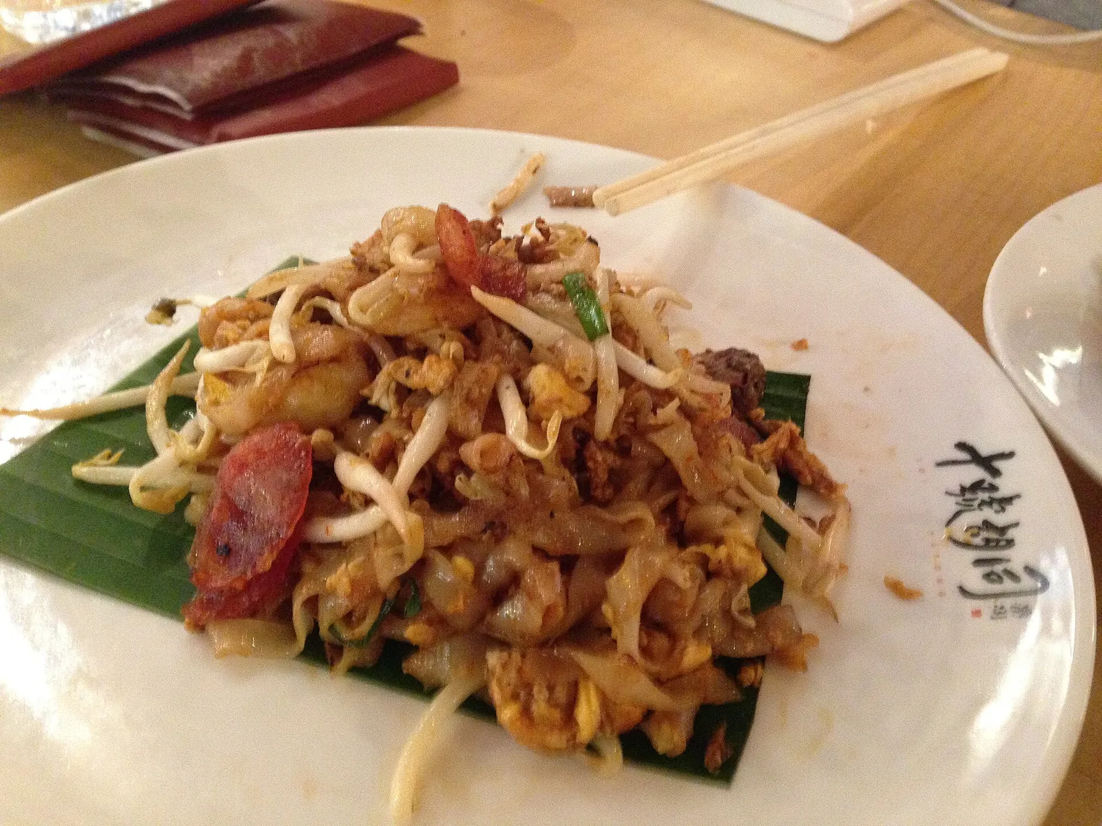 A plate of char kway teow with noodles, prawns and bean sprouts