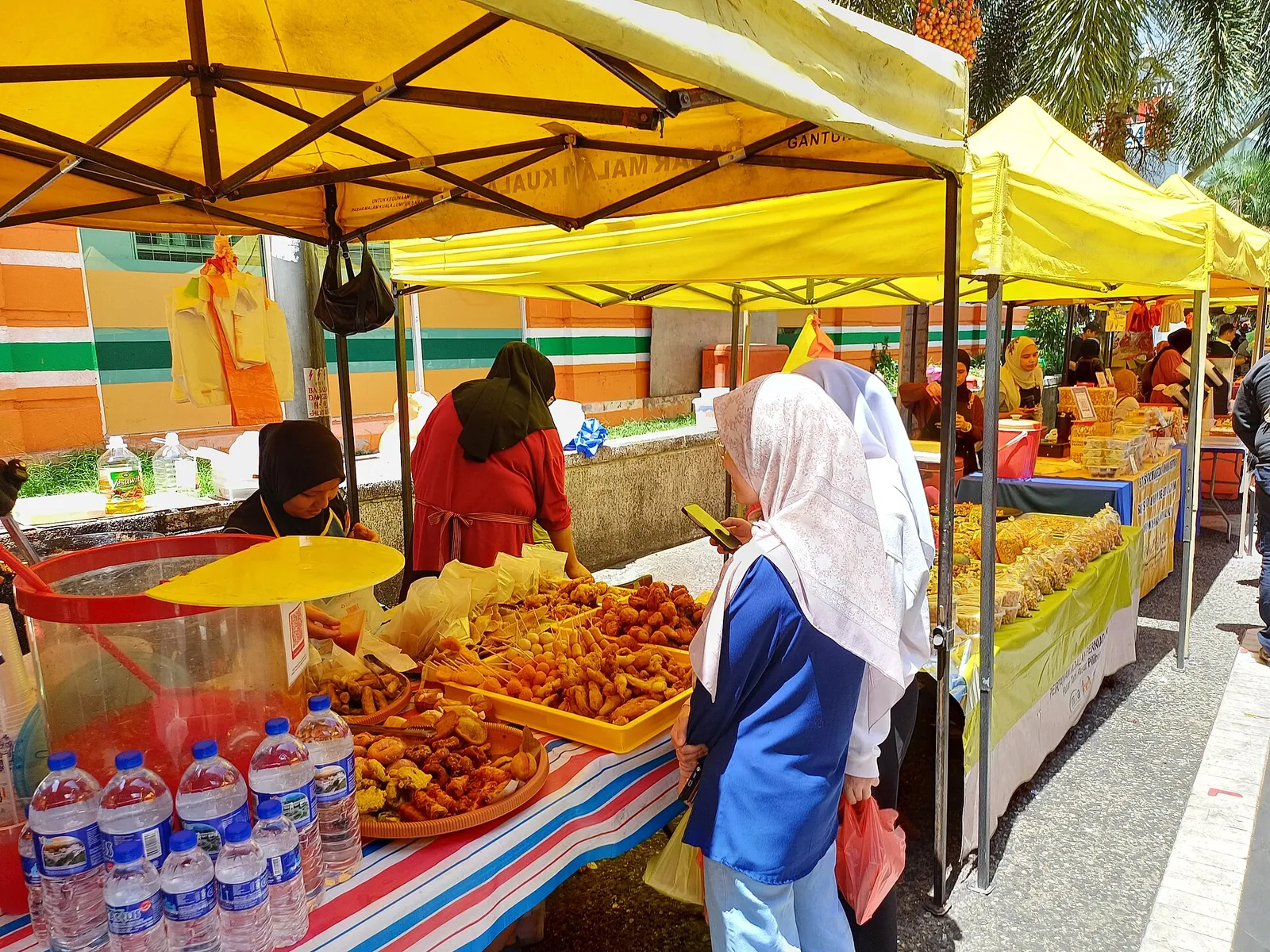 Food stalls at Jalan Benteng market in Kuala Lumpur