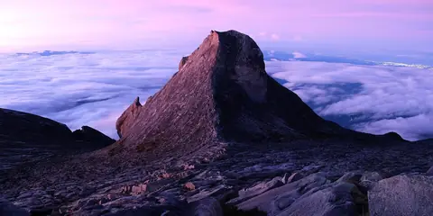 St Johns Peak over et hav af skyer før solopgang på Mount Kinabalu