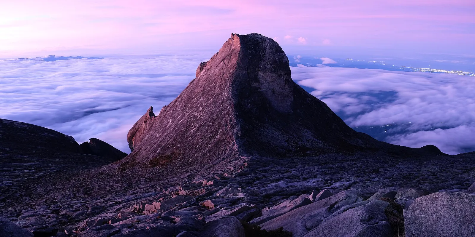 St Johns Peak nad mořem mraků před východem slunce na Mount Kinabalu