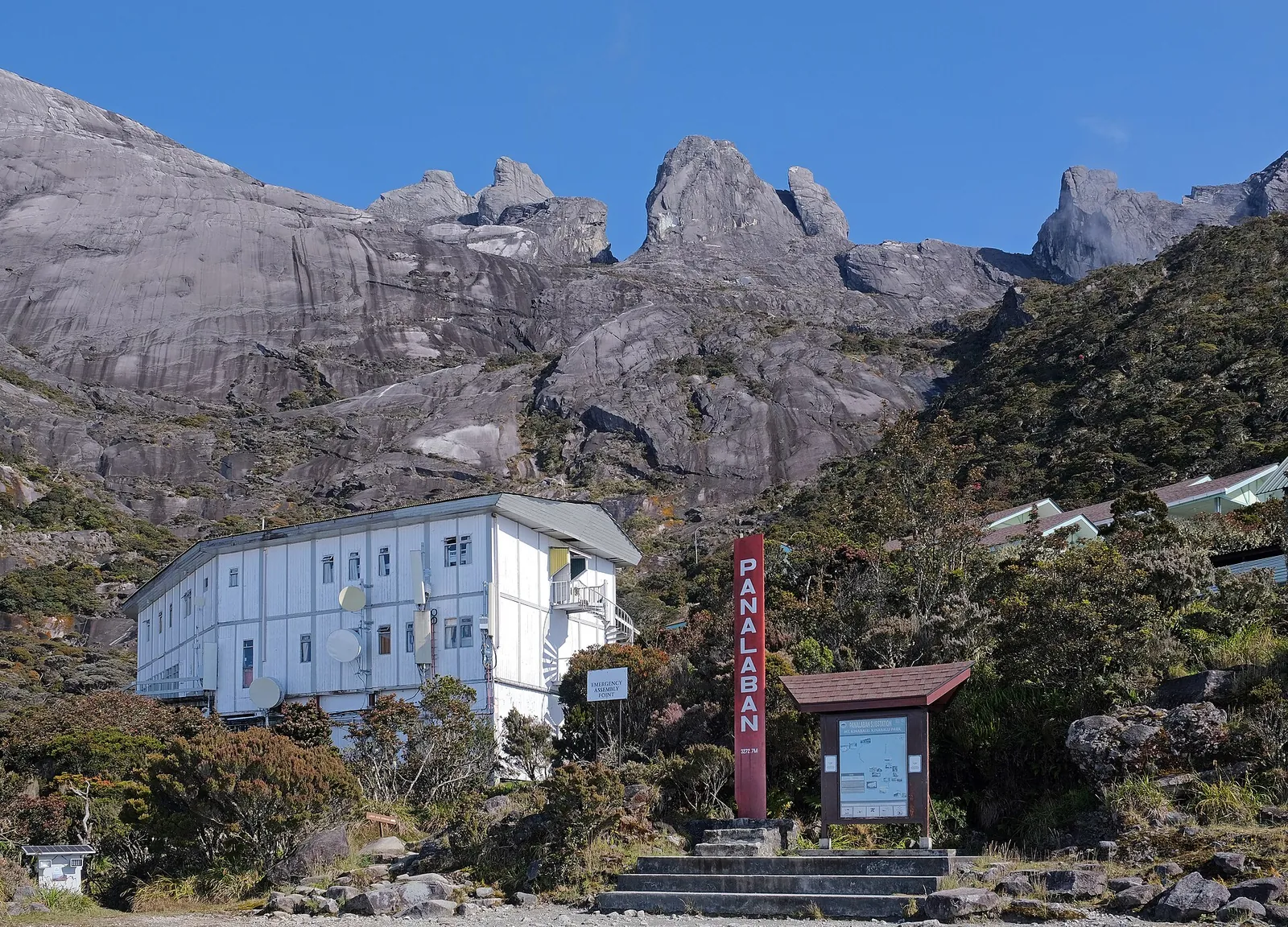 Laban Rata Resthouse pod žulovým vrcholem Mount Kinabalu