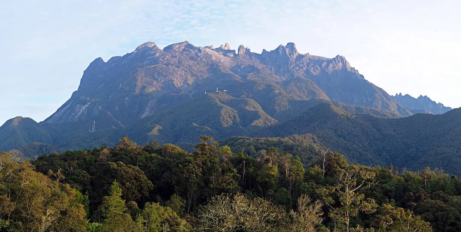 Panorama Mount Kinabalu z vysočiny Kundasang