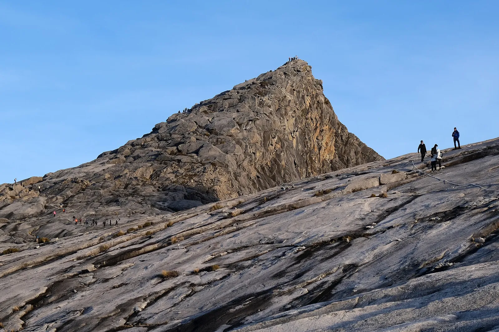 Holé žulové desky stoupající za světla k Low's Peak na vrcholové plošině Mount Kinabalu