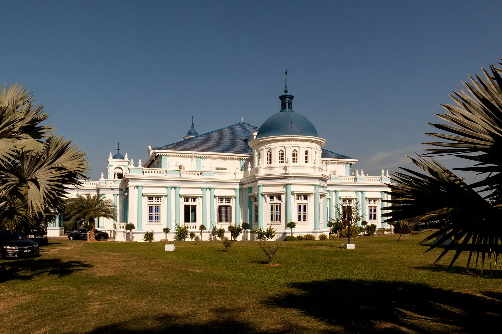 White-and-blue Sultan Ibrahim Jamek Mosque in Muar under a blue sky