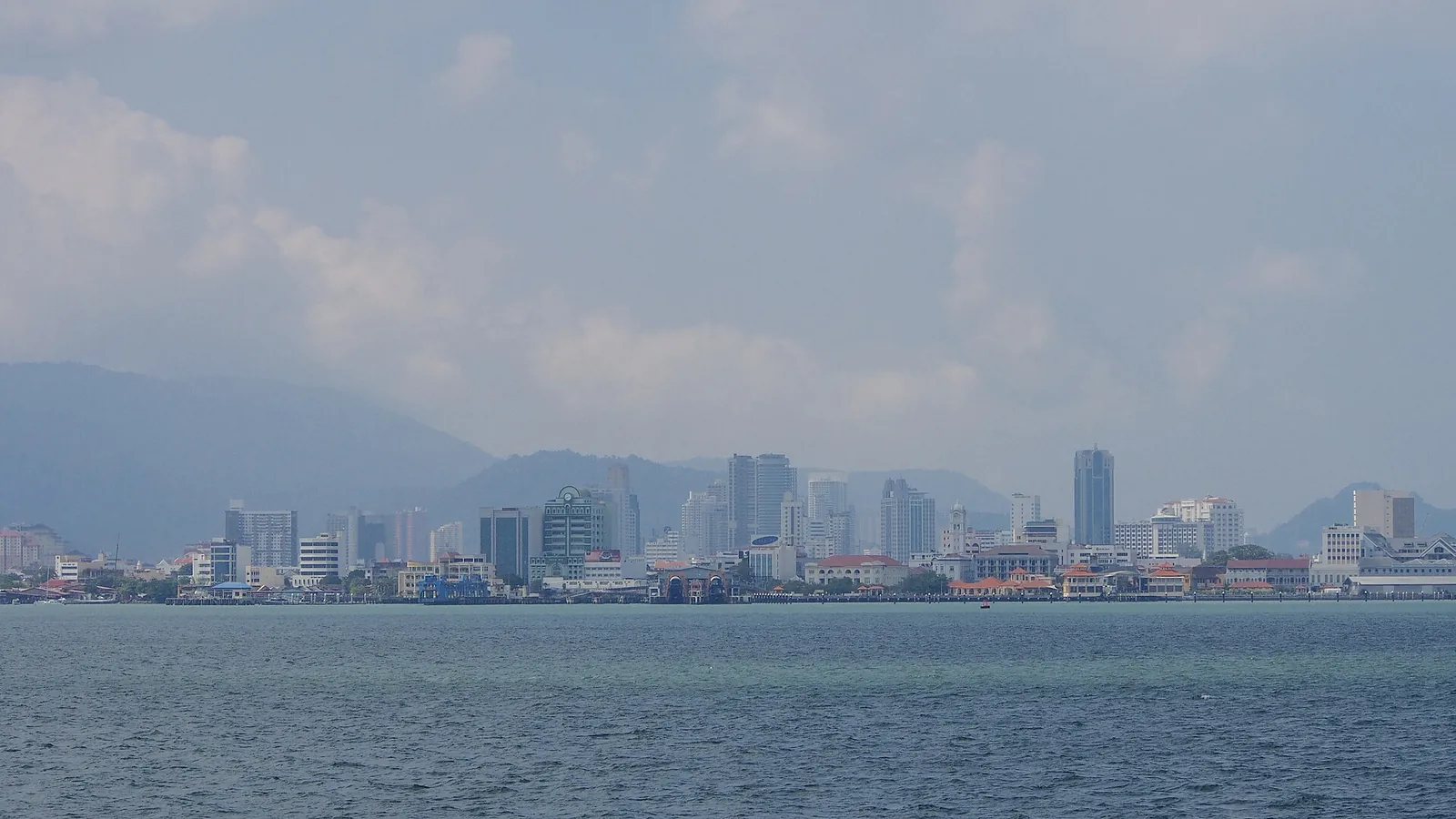 Panorama George Town i wzgórza wyspy widziane przez cieśninę Penang z promu z Butterworth