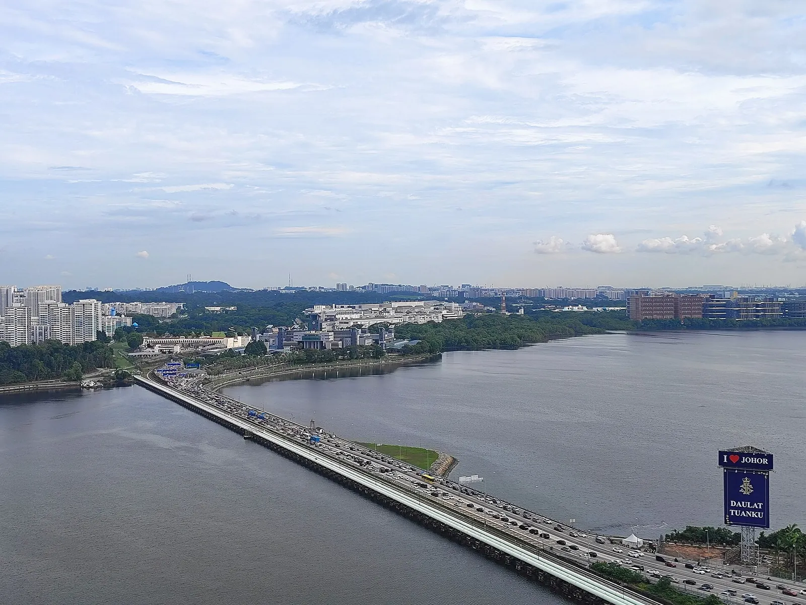 Causeway Johor-Singapur przecinający cieśninę Johor, widziany ze strony Johor z drogą na pierwszym planie
