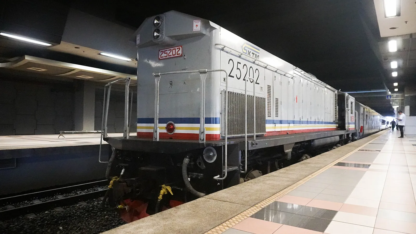 Lokomotywa spalinowa KTM na czele pociągu Shuttle Tebrau na peronie w JB Sentral