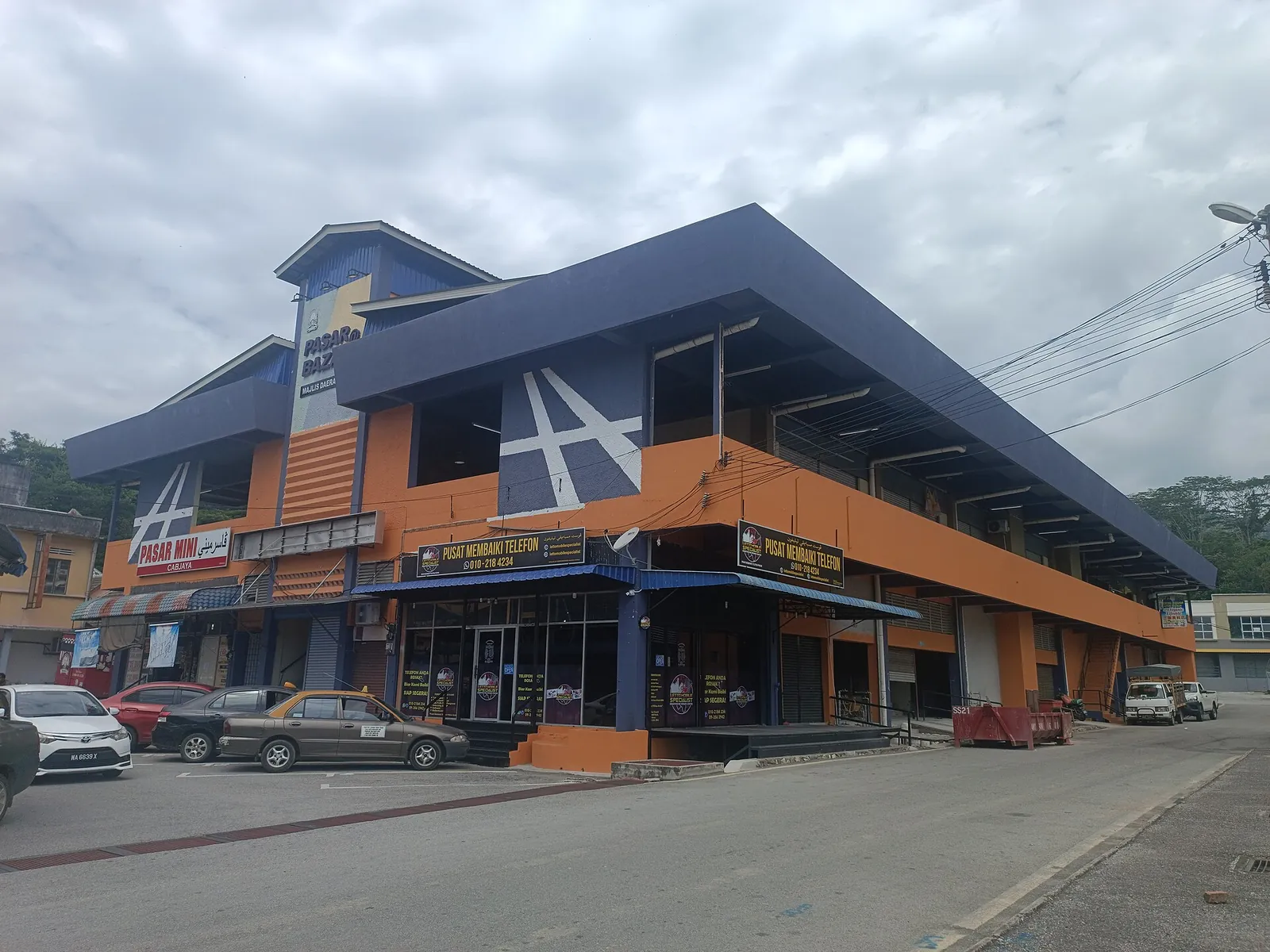 Orange and blue public-market building on Jalan Dato Abdullah in Raub
