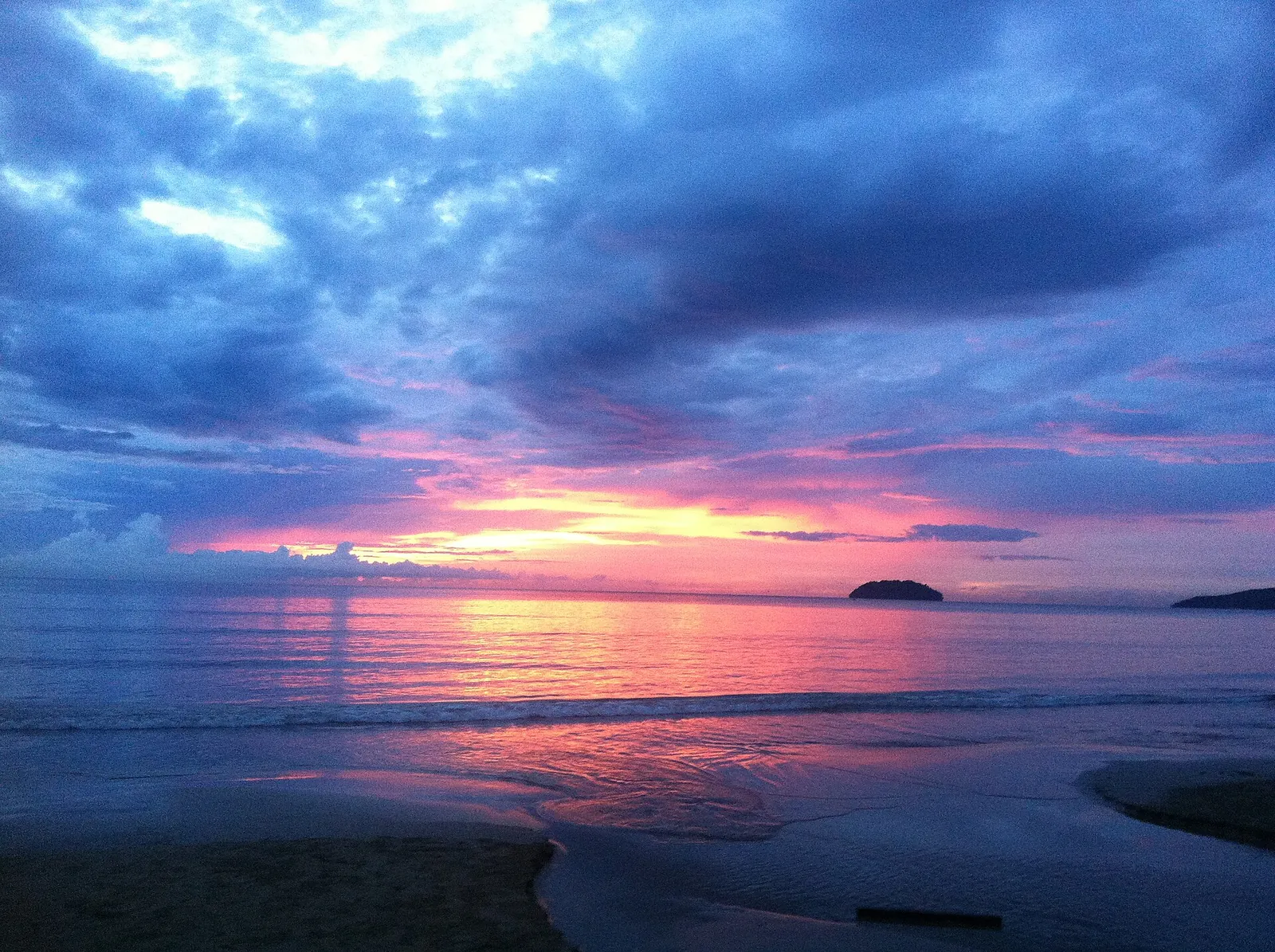Tanjung Aru Beach lyser rosa og blåt ved solnedgang nær Kota Kinabalu.