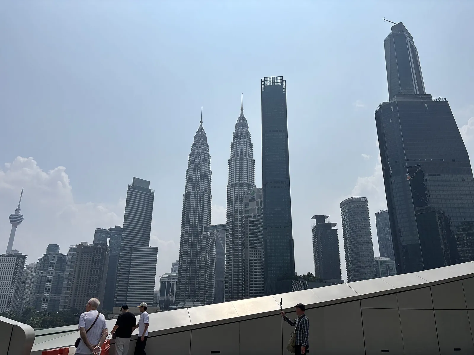 Panorama Kuala Lumpuru ze střešního parku v KLCC