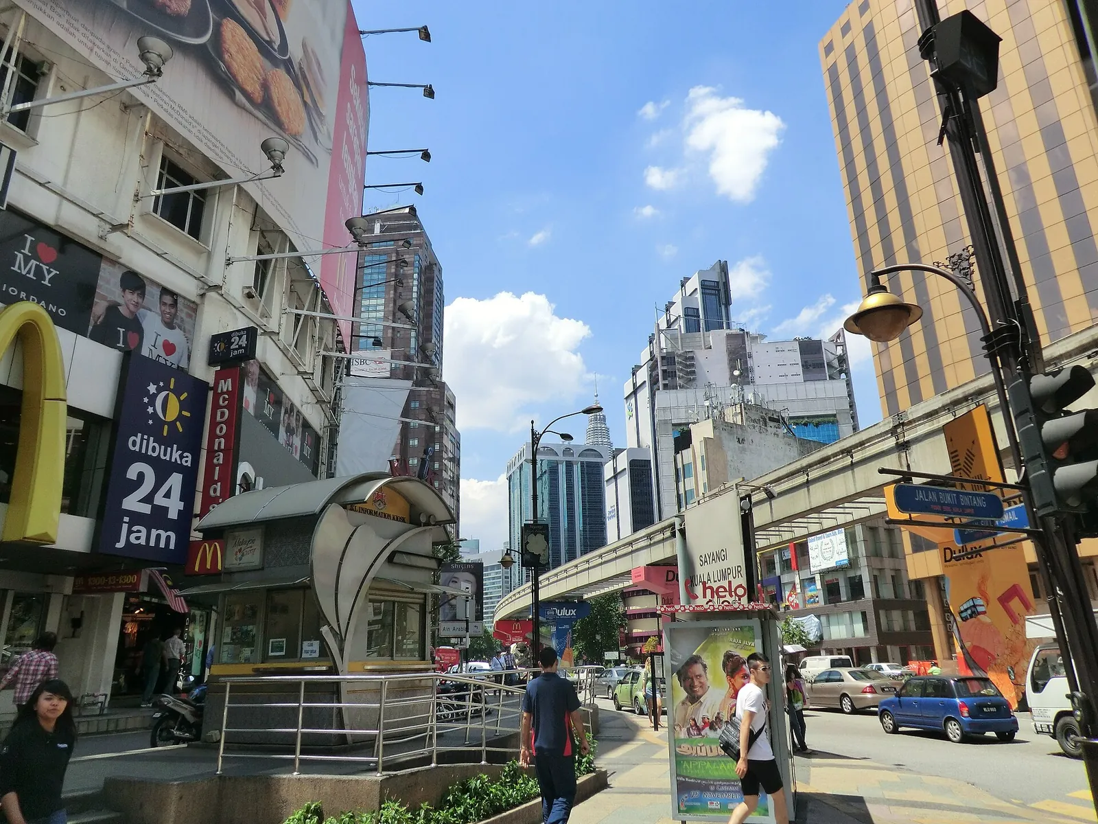 Ulice Bukit Bintang pod monorailem Kuala Lumpuru