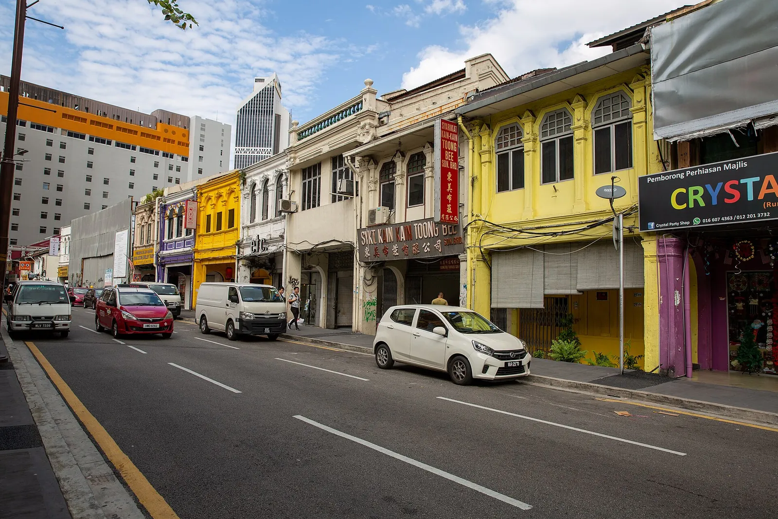Barevné historické domy s obchody a bydlením v Chinatown v Kuala Lumpuru
