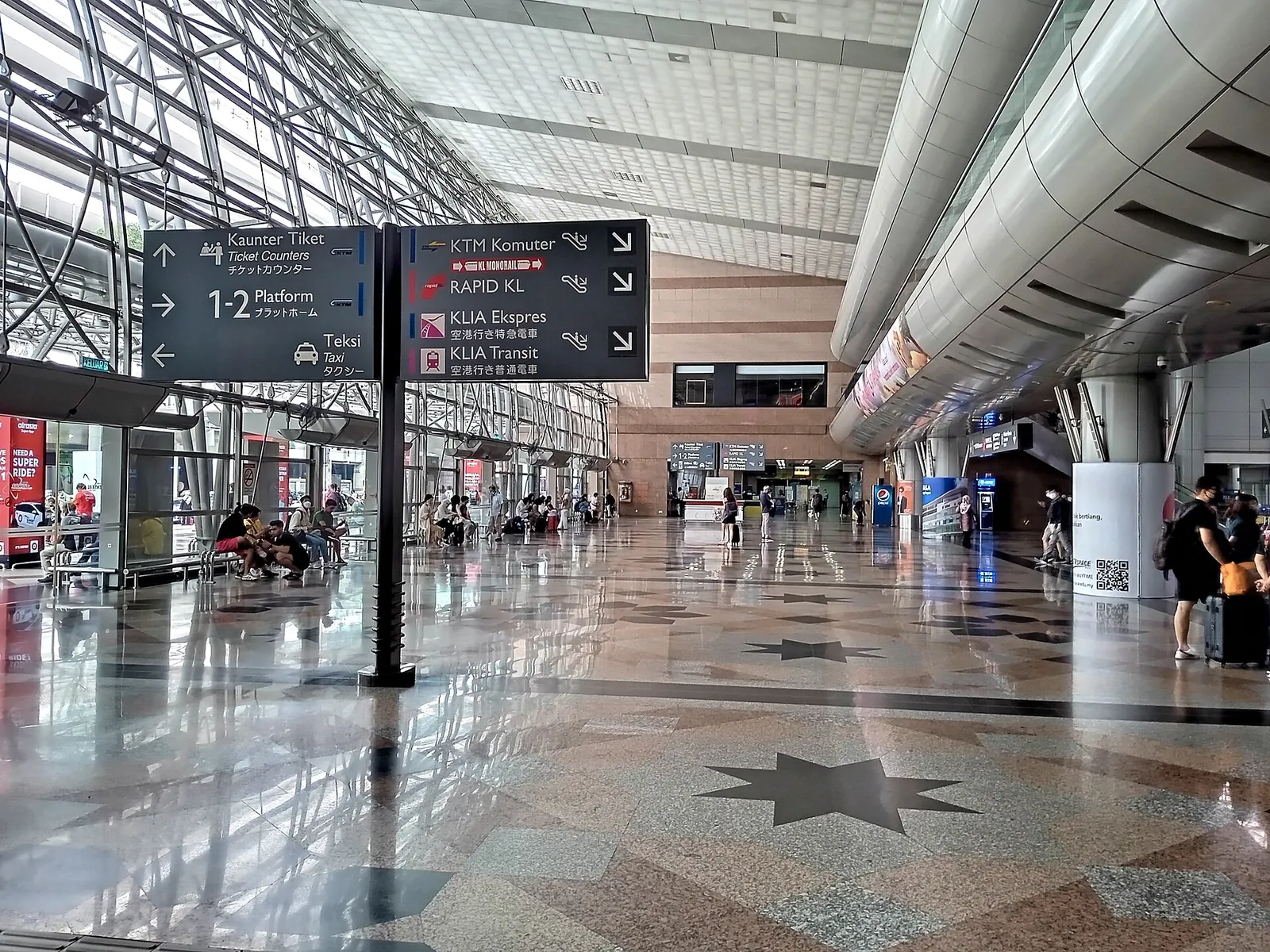 Široká hala uvnitř stanice KL Sentral