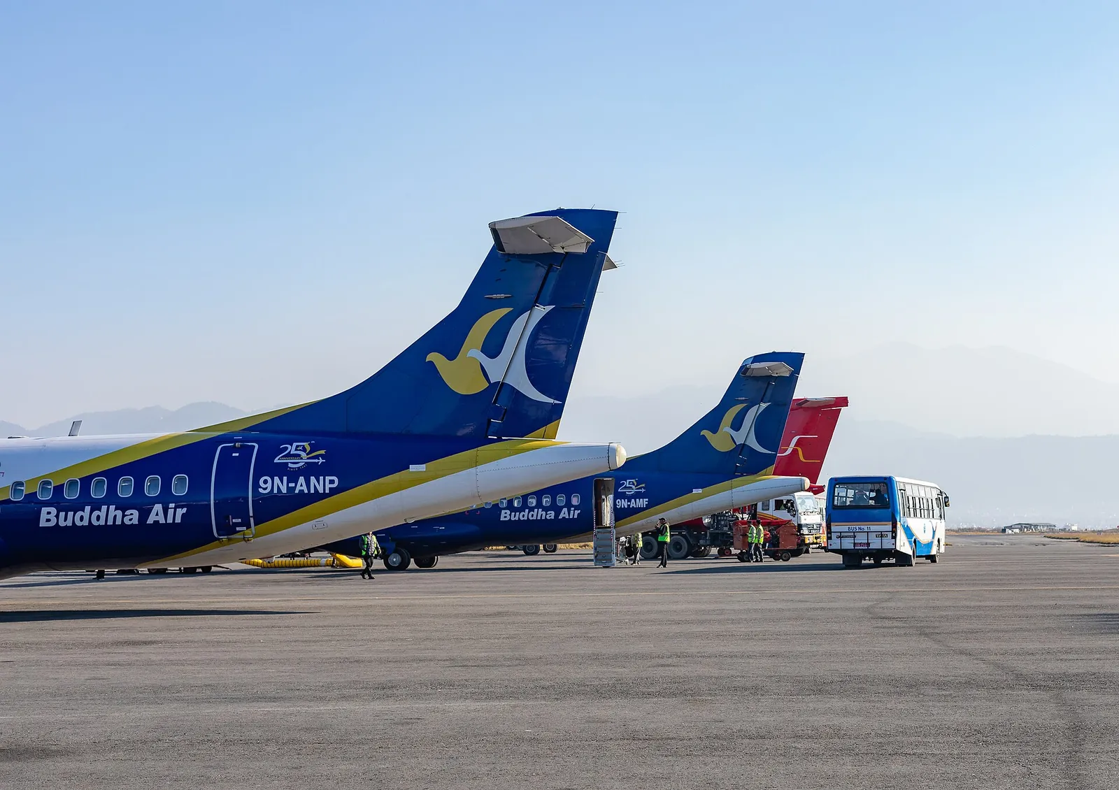 Ocasní plochy turbovrtulových letadel Buddha Air a Shree Airlines zaparkovaných na mezinárodním letišti Tribhuvan