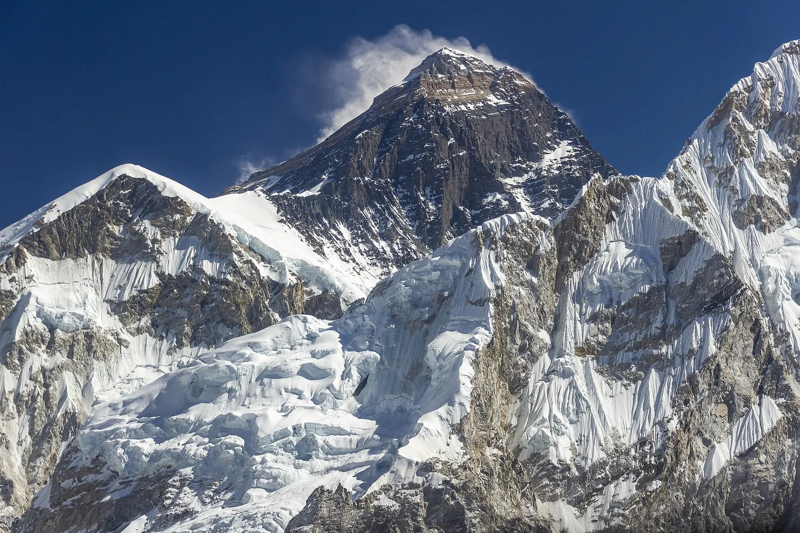 Everest läheltä Kala Pattharilta nähtynä, edessä lumisia harjanteita