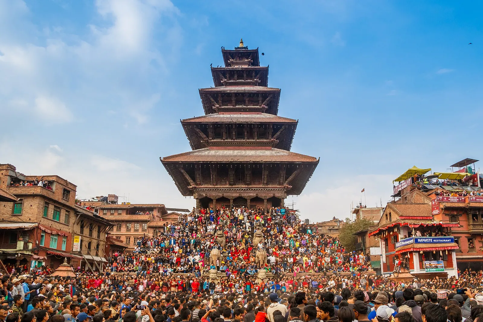 Enormes multitudes en la plaza Taumadhi bajo el templo Nyatapola de cinco pisos durante Bisket Jatra en Bhaktapur