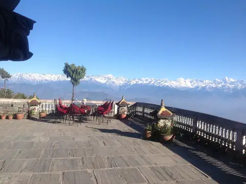 Cordillera del Himalaya nevada más allá de una terraza de piedra en Nagarkot