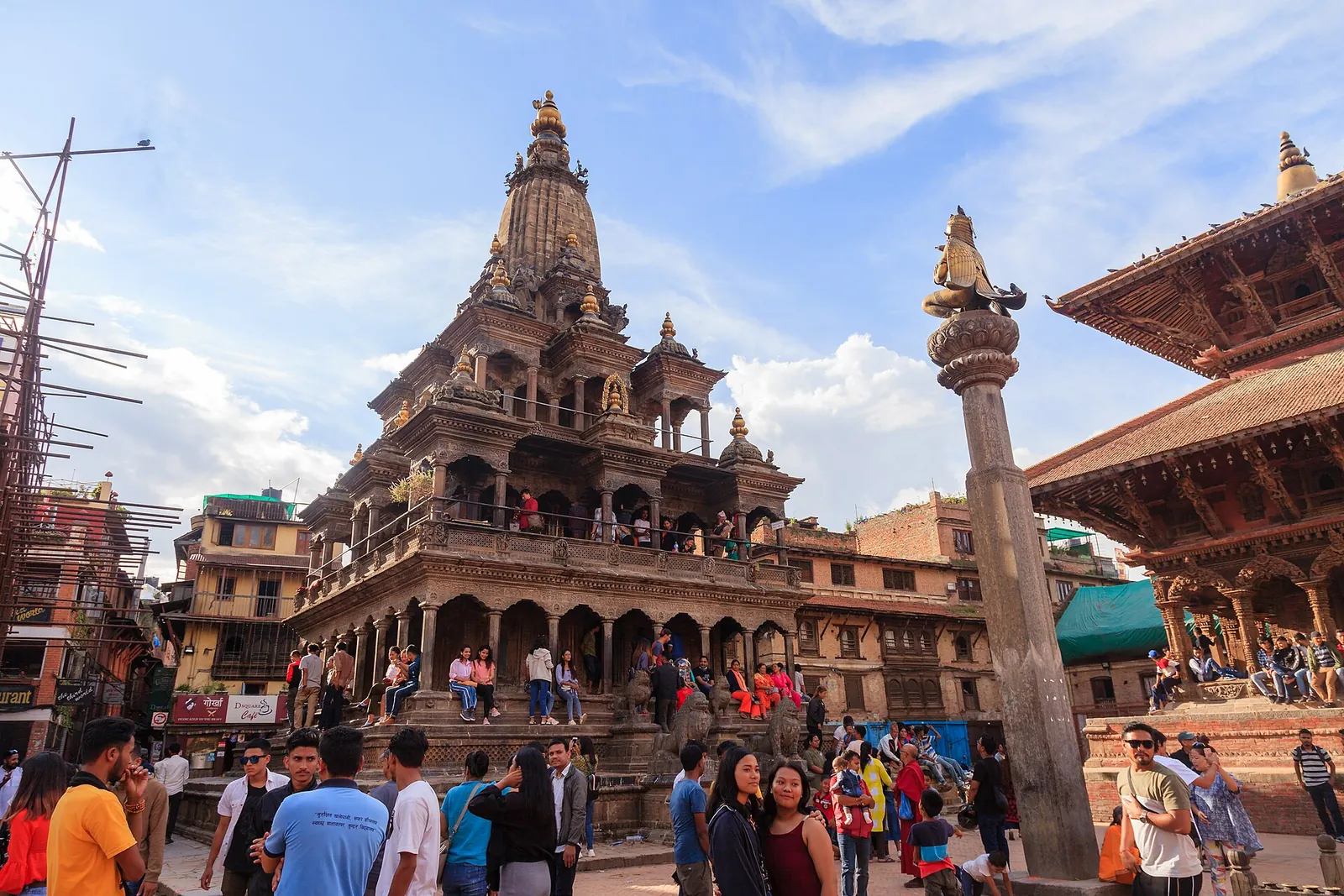 Krishna-templet på Patans Durbar-plads, et shikhara-tempel af sten med forgyldt topspir under blå himmel