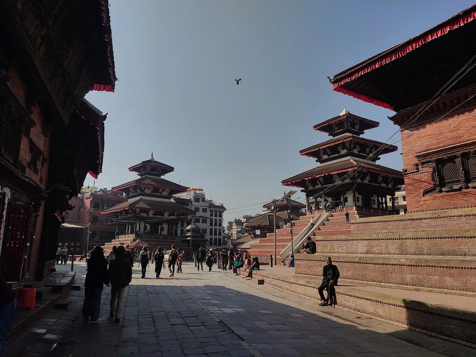 Hanuman Dhoka Durbar-pladsen i Kathmandu med sine pagodetempler på en klar dag