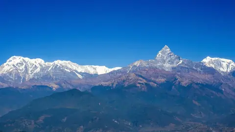 El Annapurna Sur y el Machhapuchhre vistos desde Sarangkot bajo un cielo azul despejado