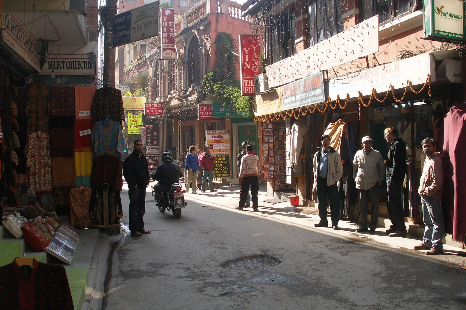 Calle de tiendas de Thamel, Katmandú, durante el día
