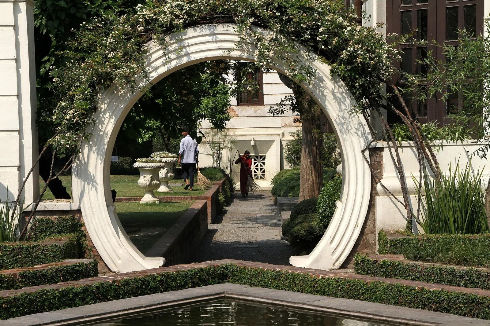 Puerta de luna circular y blanca en el Jardín de los Sueños, Katmandú