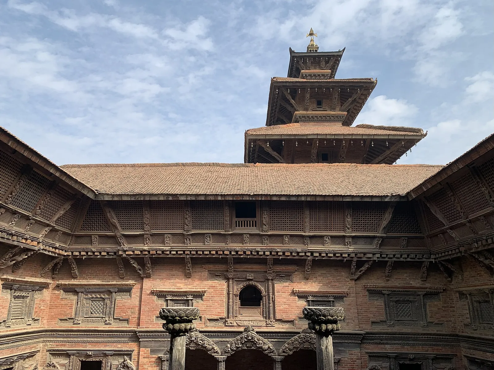 Cihlové nádvoří Keshav Narayan Chowk v Muzeu Pátan se stupňovitou střechou Bidya Mandir