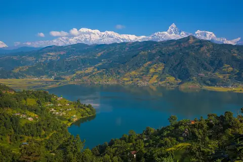 Lago Phewa con la cordillera del Annapurna y la cumbre del Machhapuchhre al fondo, vistos desde las colinas sobre Pokhara