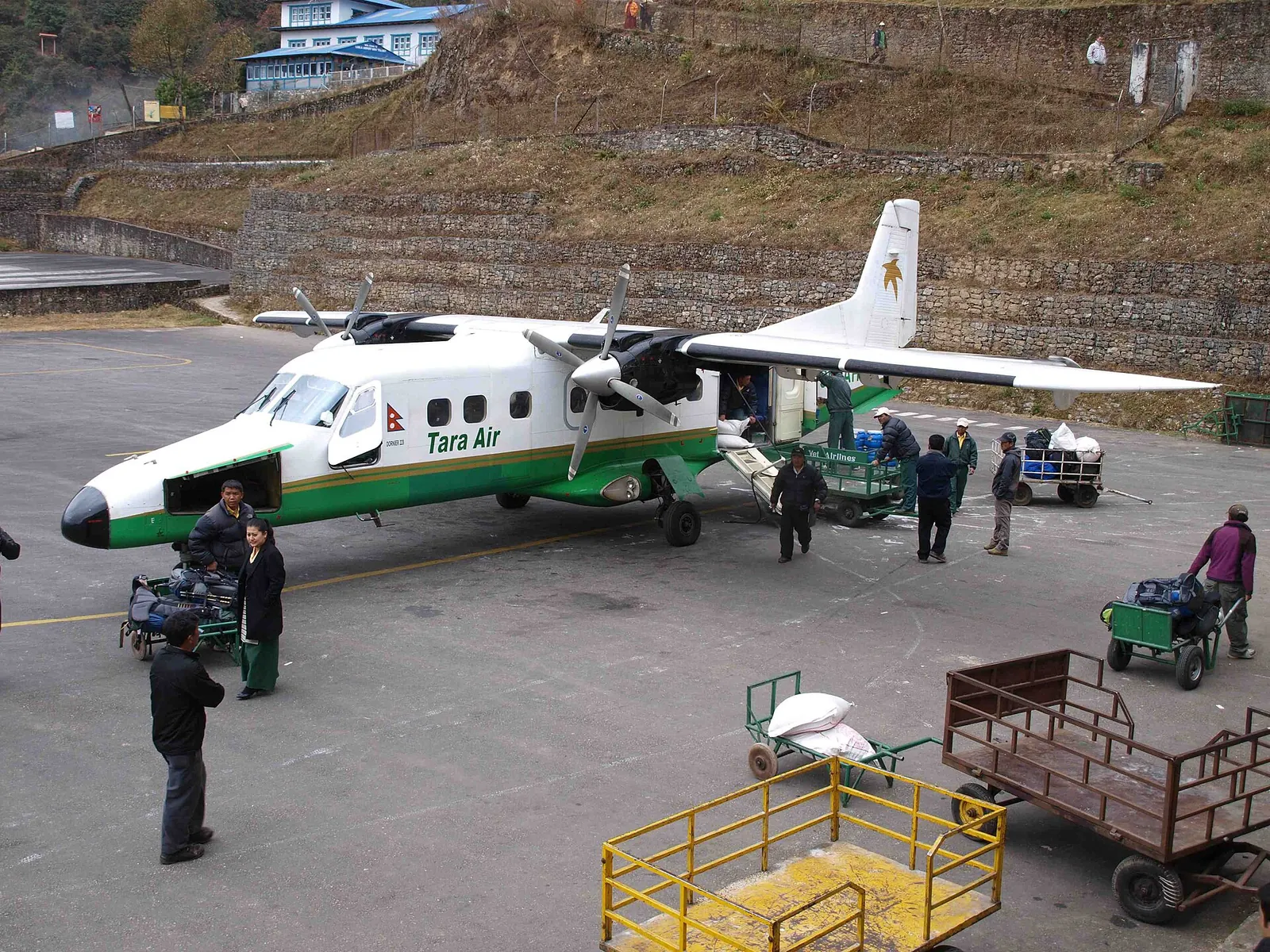 Dornier 228 linii Tara Air na płycie postojowej lotniska Tenzing-Hillary w Lukli