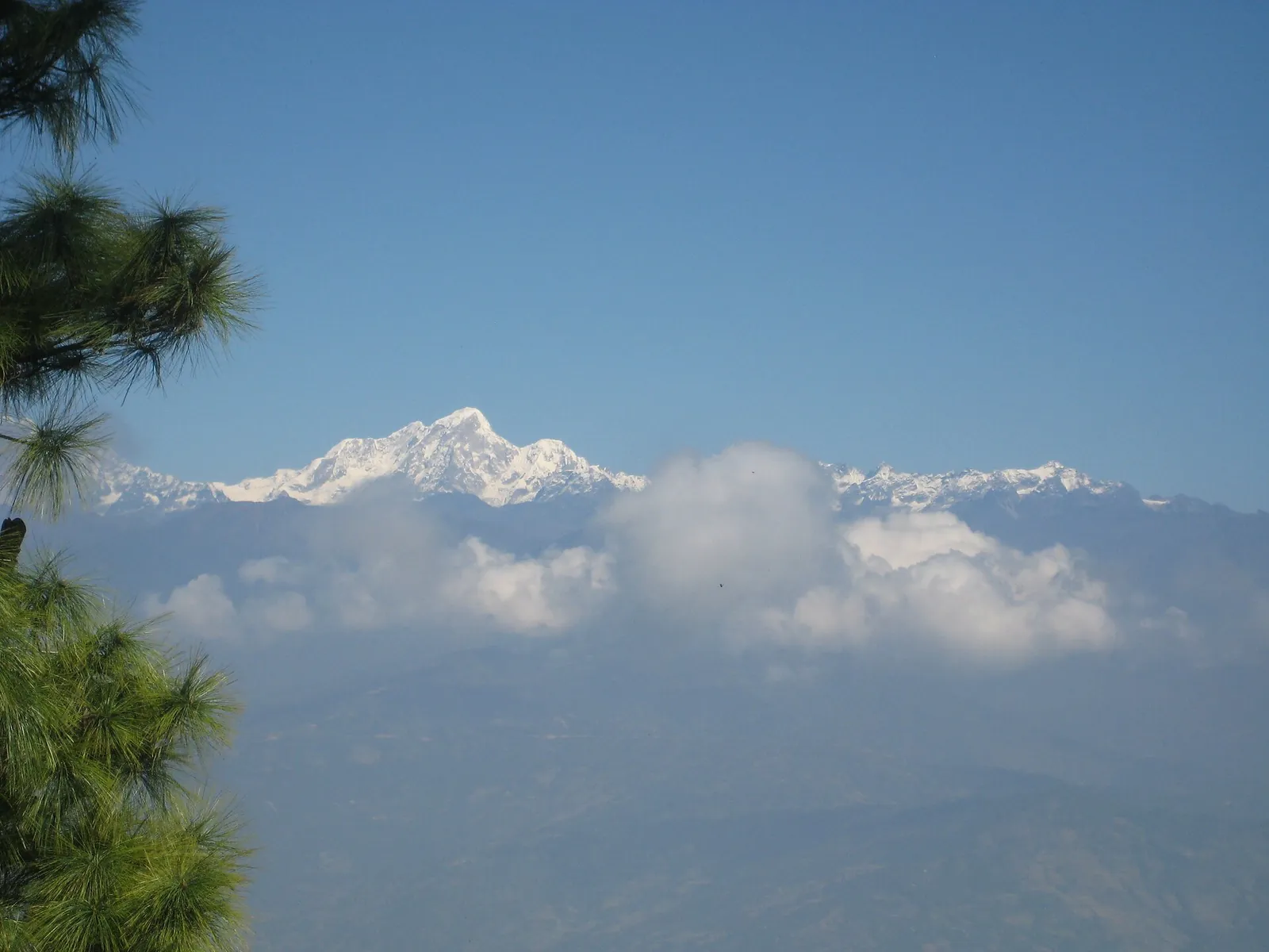Snødekte topper i Himalayakjeden over skyene, sett fra Nagarkot