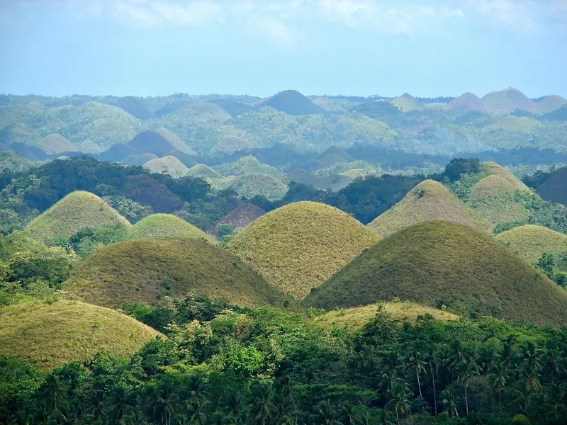 Green rounded Chocolate Hills stretching into the distance on Bohol