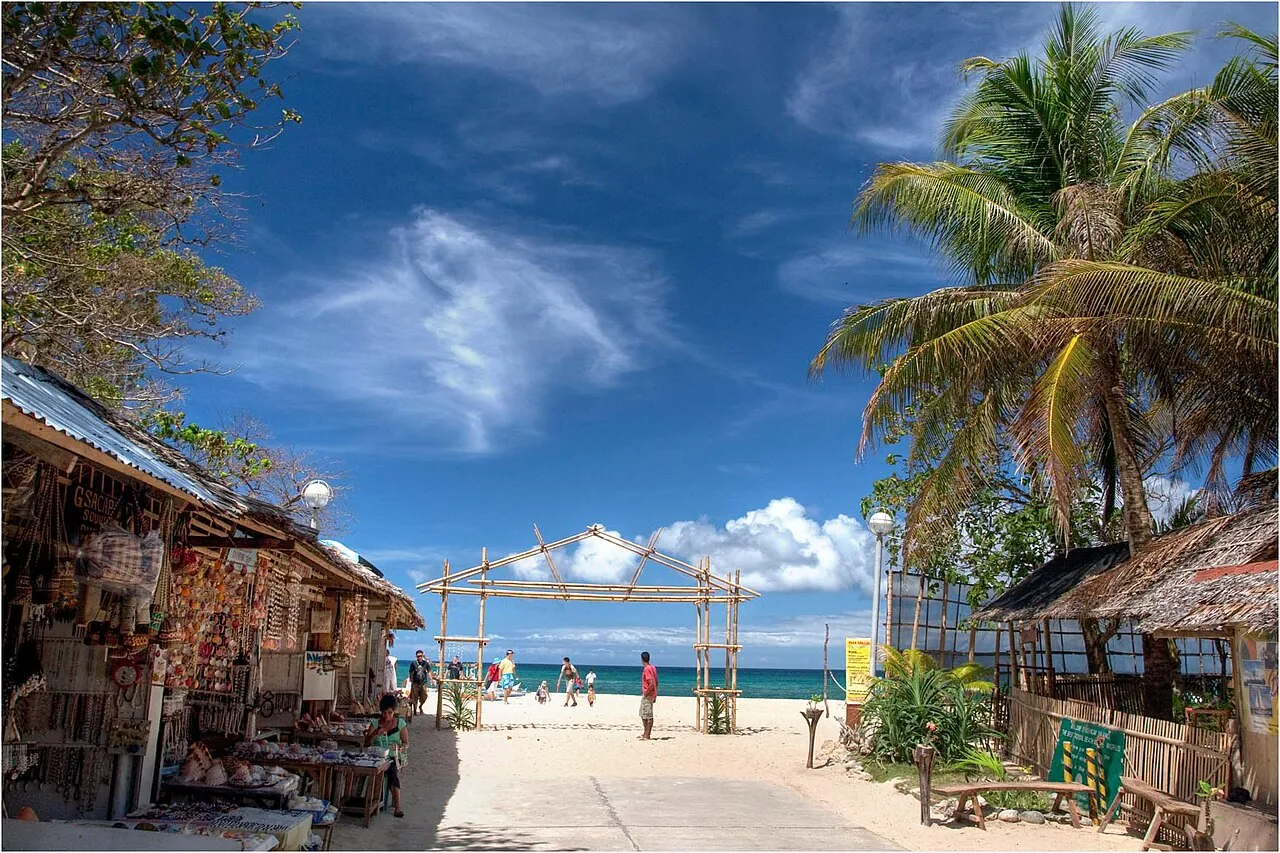 Beachside stalls and palms beside the approach to Puka Beach