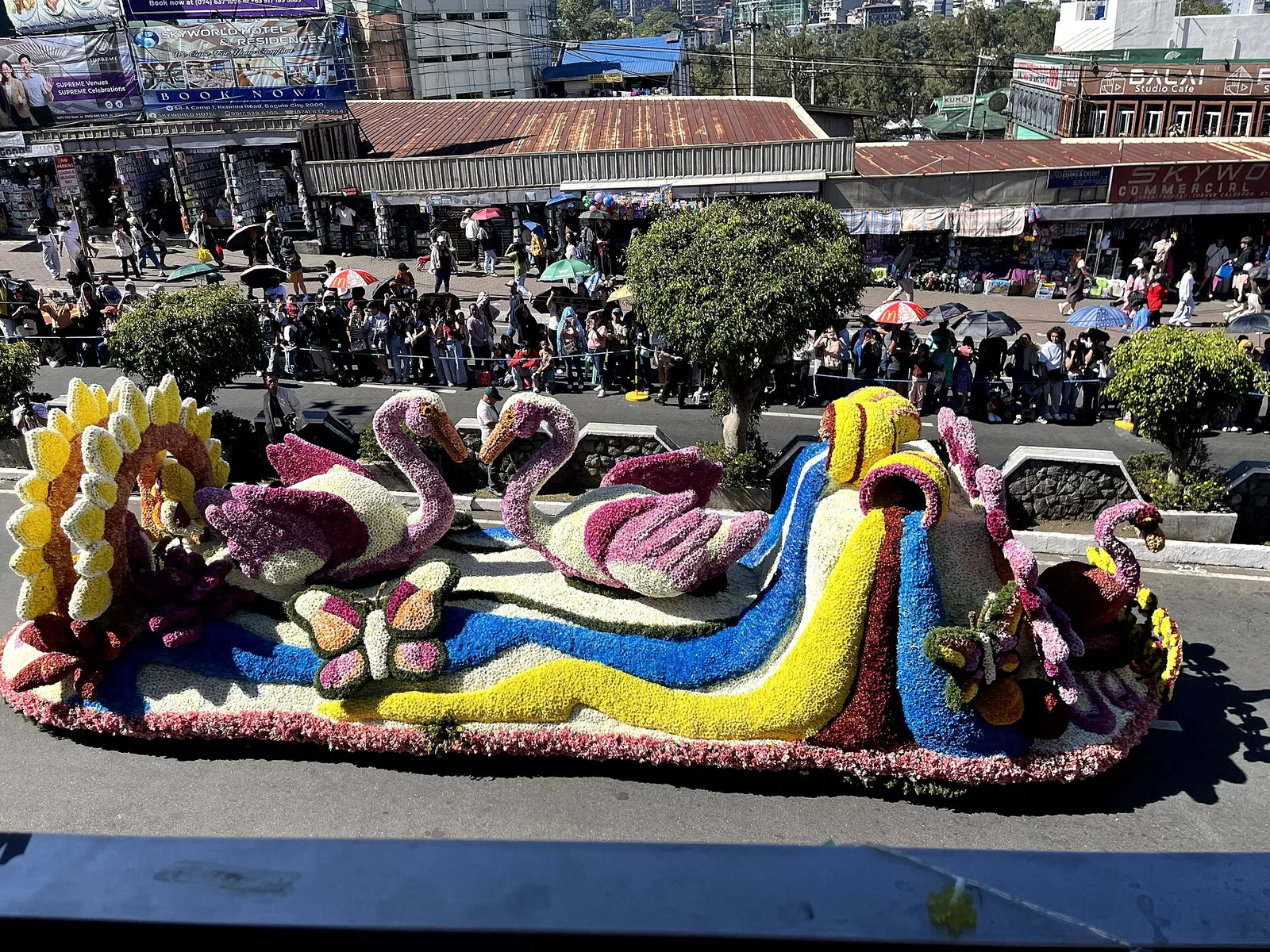 Vůz pokrytý květinami v průvodu Panagbenga v Baguiu