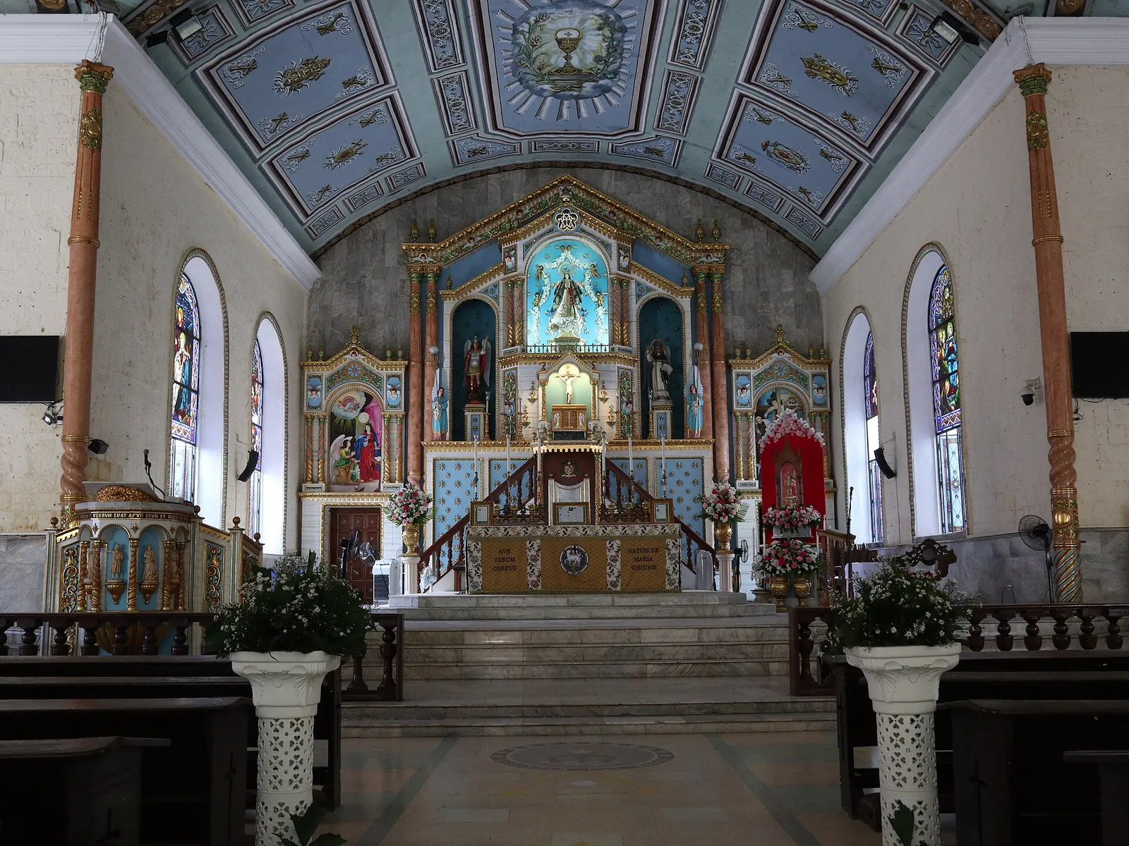 Maasin Cathedral altar and ceiling